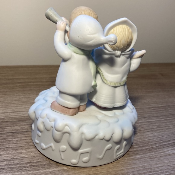 Christmas Carolers porcelain music box “joy to the world “ - Picture 4 of 14